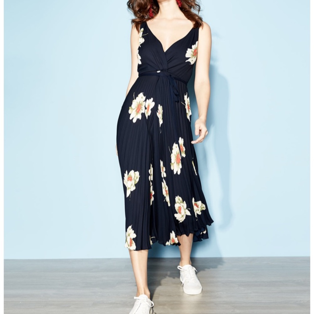 Vince gardenia twist front pleated dress
